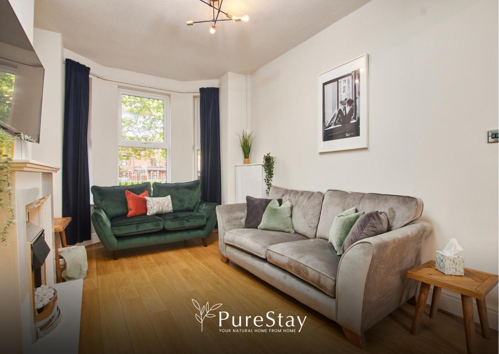 Big Contractor House With 6 Beds & Free Parking By Purestay - 14 Night Min! Holiday home Manchester