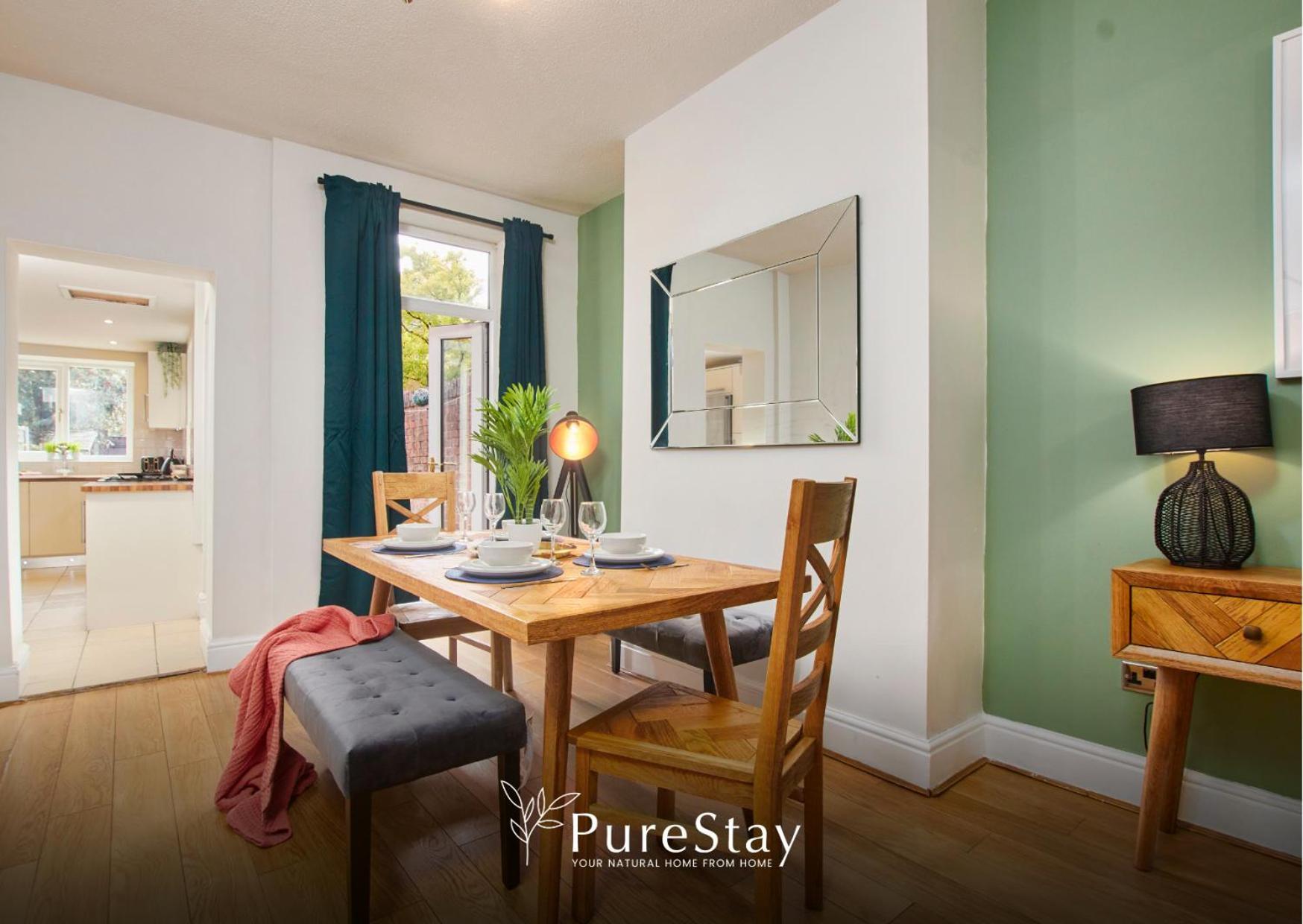 Big Contractor House With 6 Beds & Free Parking By Purestay - 14 Night Min! Holiday home Manchester